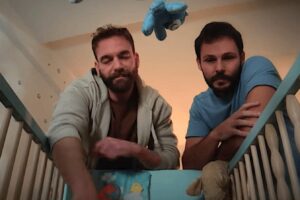 Una culla, due papà e nessuna madre. Su RaiPlay lo spot alla «famiglia» Lgbt
