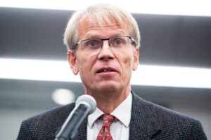 Cacciato da Harvard il luminare contrario a serrate e vaccino coatto