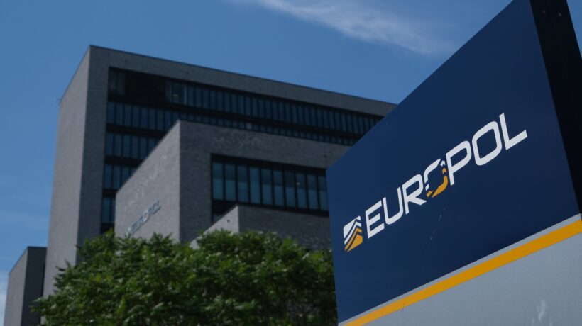 Europol, sgominata centrale documenti falsi per migranti in Grecia