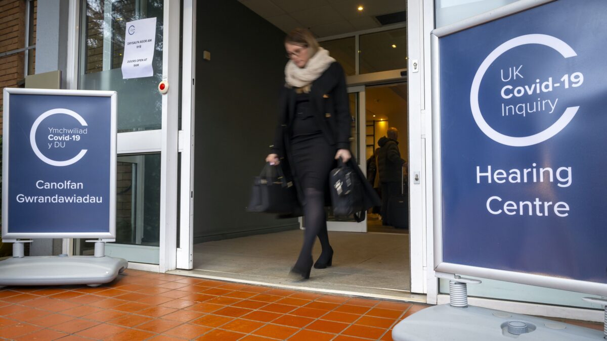 Gli accademici Uk criticano l’indagine sulla pandemia: «Ignora i costi dei diktat»