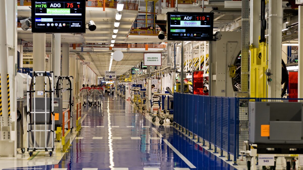 Stellantis taglia 2.500 posti in Italia. In un anno di Algeria già 2.000 assunzioni
