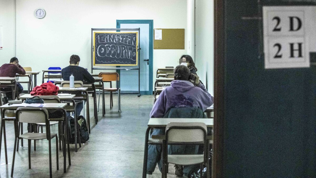 Ennesimo liceo occupato a Milano soltanto per dare contro al governo