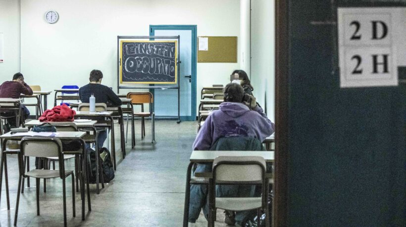 Ennesimo liceo occupato a Milano soltanto per dare contro al governo