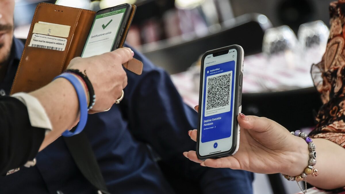 Per finanziare il pass eterno si usano i soldi destinati alle vittime di effetti avversi