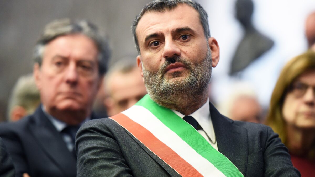 Decaro in piazza per fare il martire prepara la campagna per le Europee