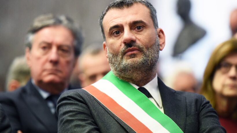 Decaro in piazza per fare il martire prepara la campagna per le Europee