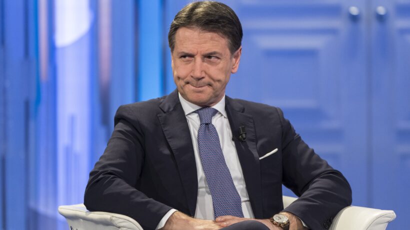 Il M5s forcaiolo adesso è a disagio. Conte glissa: «Il sindaco spiegherà»
