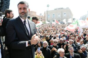 Al «Tg1» Emiliano finge di ritrattare