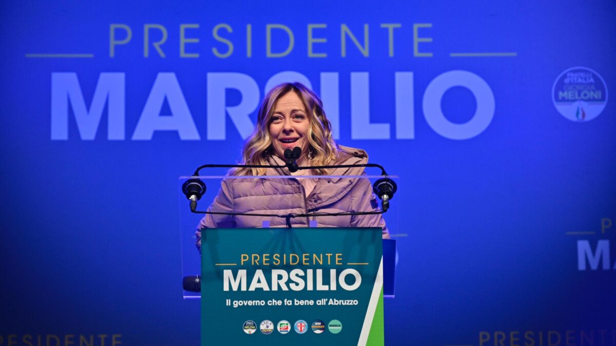 Giorgia alle Europee «con l’elmetto»