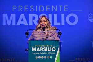 Giorgia alle Europee «con l’elmetto»