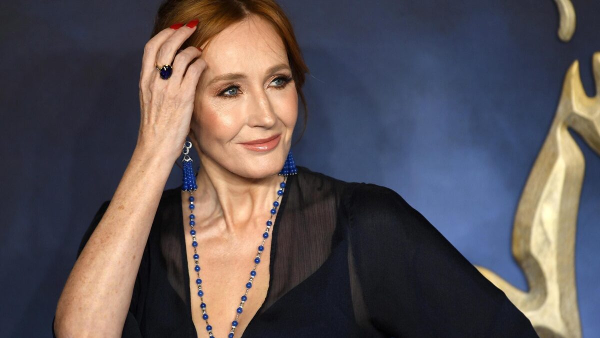 La Rowling contro i medici pro trans. «Se fai il tifo per loro, sei complice»