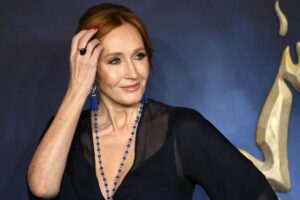 La Rowling contro i medici pro trans. «Se fai il tifo per loro, sei complice»
