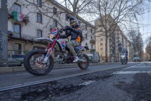 Sala trasforma Milano in un cratere. Soldi dalle multe solo per le ciclabili