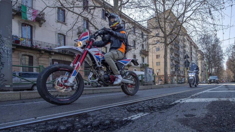 Sala trasforma Milano in un cratere. Soldi dalle multe solo per le ciclabili