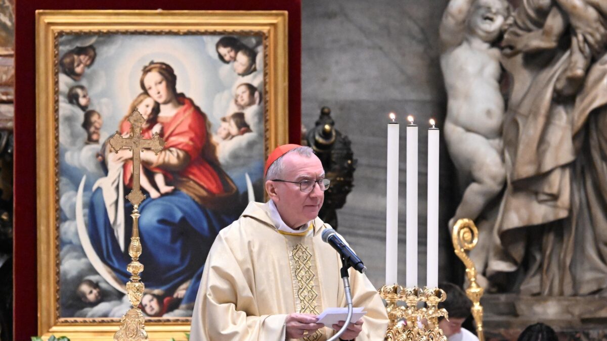 Parolin «corregge» il Papa sulla «bandiera bianca» con lo sguardo al conclave
