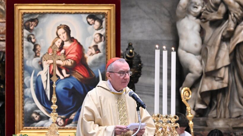 Parolin «corregge» il Papa sulla «bandiera bianca» con lo sguardo al conclave