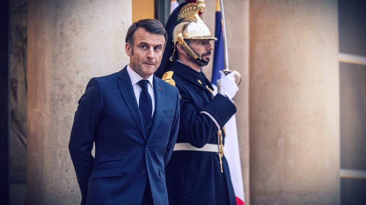 Macron fa campagna contro la vita: ai macroniani d’Italia va tutto bene?