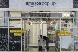 Amazon si allarga ai medicinali: acquistata parafarmacia a Milano