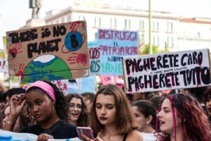 La transizione impossibile. Così la Ue e i grandi media hanno creato le bugie green