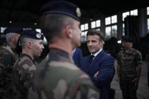 Macron allerta le truppe francesi. Siluro di Mosca: «Pronti a colpirle»