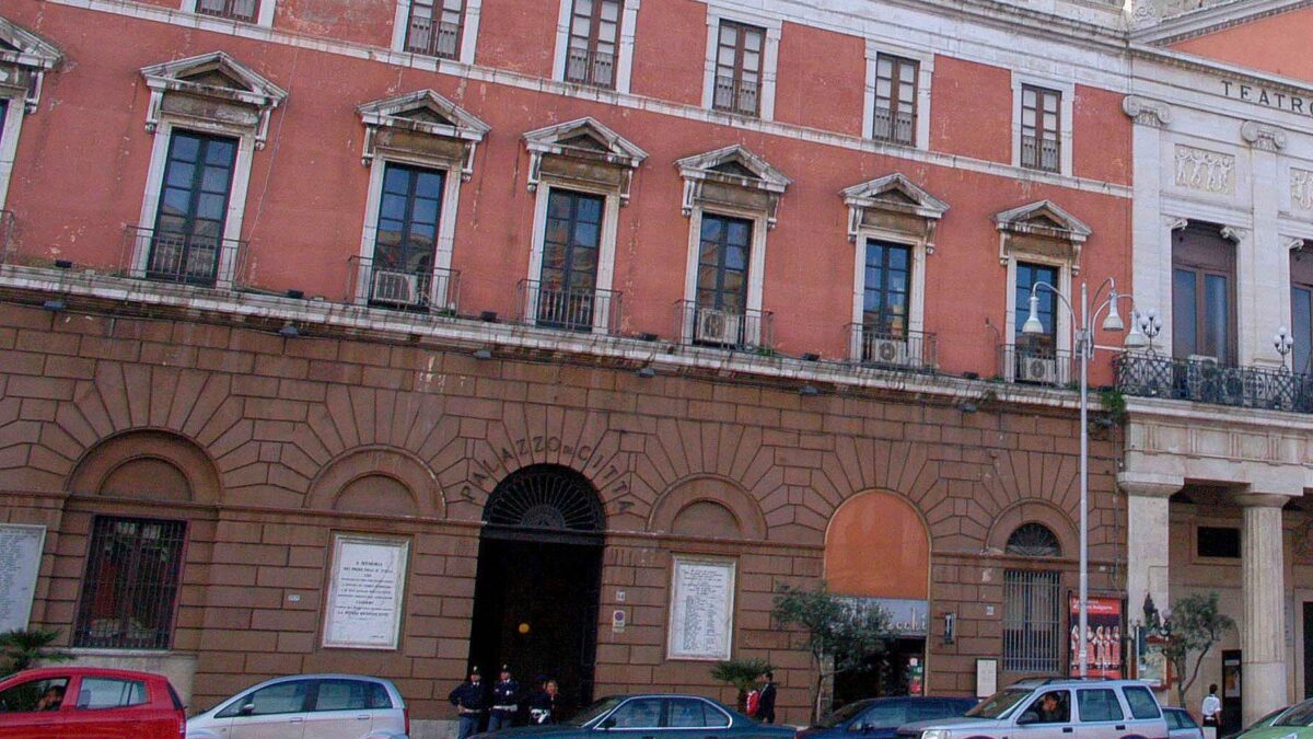 Rischio scioglimento del Comune di Bari. Decaro perde la testa «Atto di guerra»