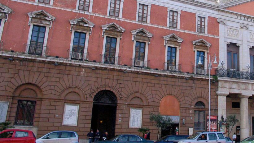 Rischio scioglimento del Comune di Bari. Decaro perde la testa «Atto di guerra»