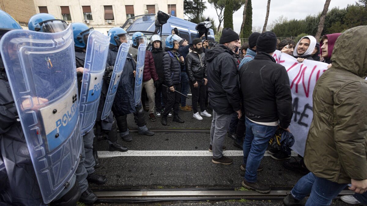 La Sapienza assaltata dai collettivi «rossi»: scontri con la polizia. Caos anche a Genova