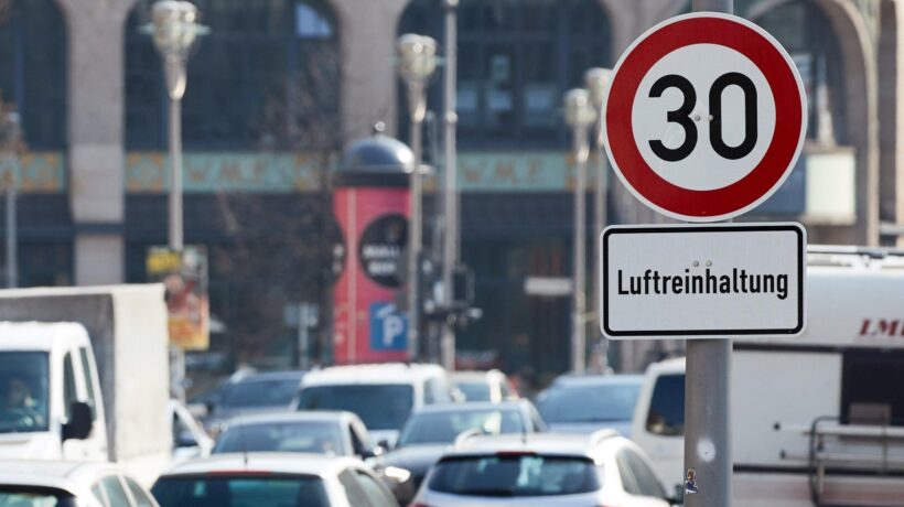 Gli elettori puniscono gli ecologisti. E Berlino toglie il limite dei 30 orari