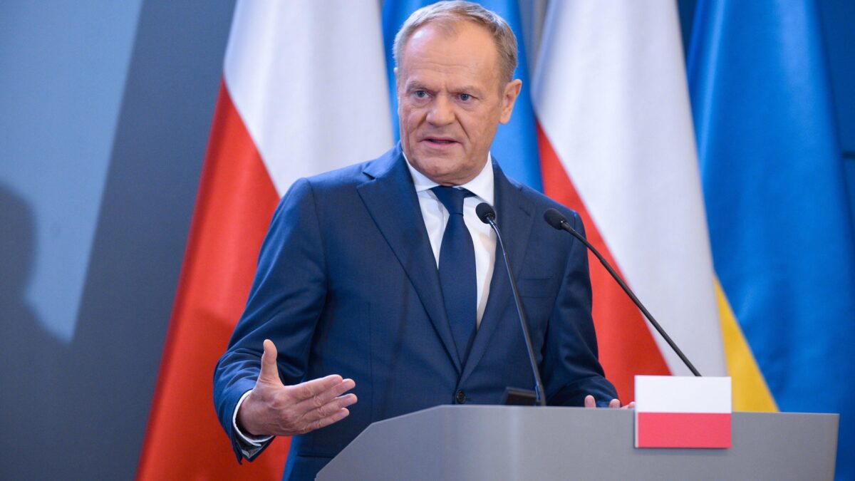 Il liberale Tusk ci fa mettere l’elmetto: «Vicini al conflitto, l’Europa si armi»