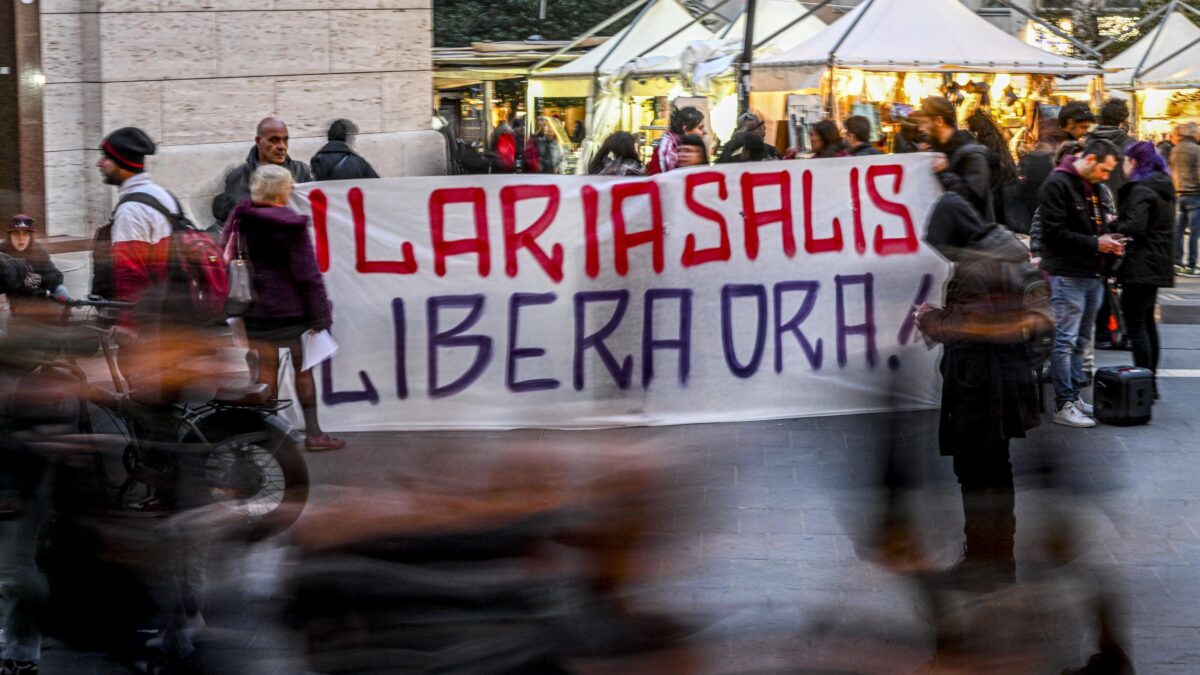La sinistra inguaia la Salis e si attacca al Colle