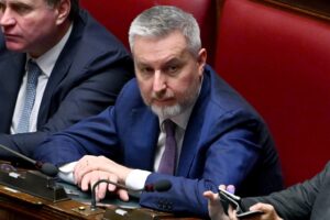 I dem con l’elmetto affilano le armi: «Fuori lista chi è ambiguo su Kiev»