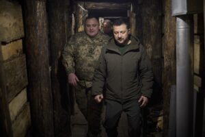 Zelensky licenzia altri fedelissimi. Beffa sulle munizioni: «Non ci sono i soldi»