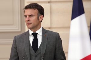 La Francia sull’aborto va in cortocircuito: lo Stato si fa garante dell’autodistruzione
