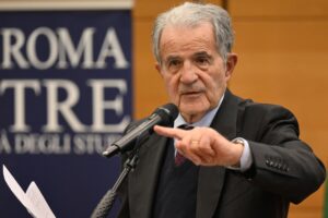 Pure Prodi si sveglia e fustiga l’Europa: «Che errore puntare solo sull’elettrico»