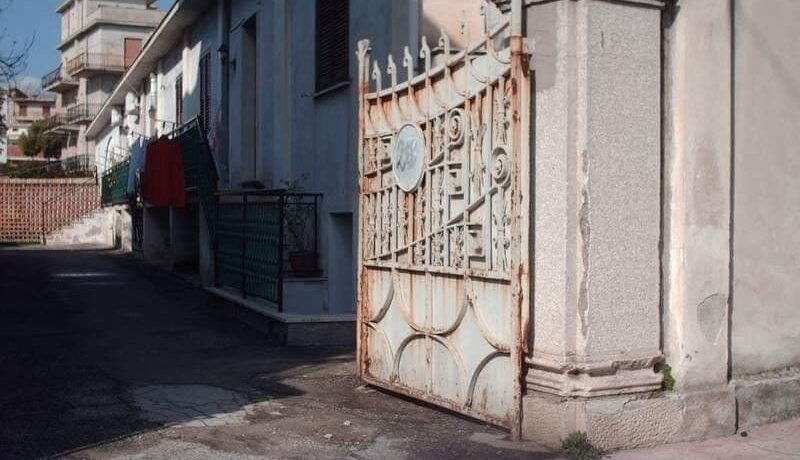 Il cancello d'ingresso delle Officine Omc come si presenta oggi (courtesy Domenico Macrì)
