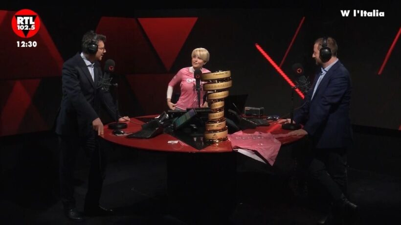 Giro d’Italia, il «Trofeo senza fine» arriva negli studi di Rtl 102.5