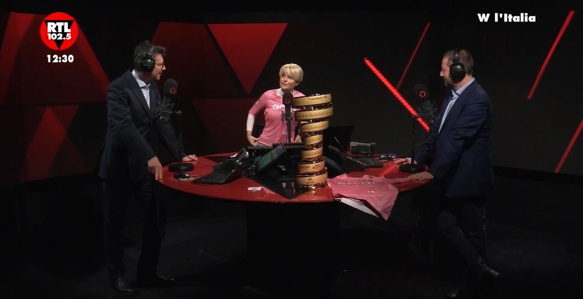 Giro d’Italia, il «Trofeo senza fine» arriva negli studi di Rtl 102.5