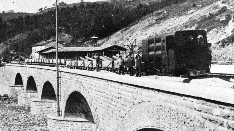 Locomotiva ad aria compressa traina un convoglio con materiali per la costruzione della galleria (Courtesy Artestampa editore)