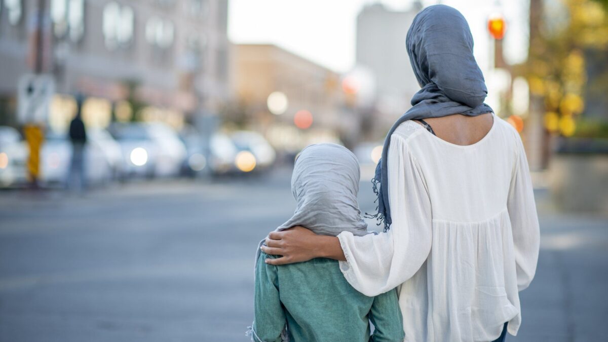 In classe a 10 anni con velo integrale. La Lega: «Nuova legge per vietarlo»