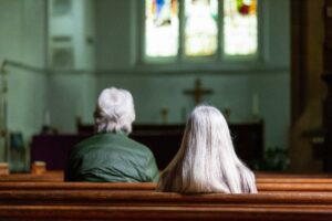 I fedeli disertano le messe. Ci vanno solo gli anziani (e tra poco nemmeno loro)