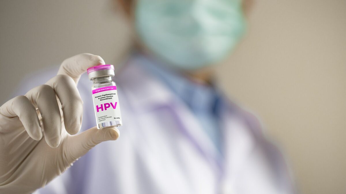 Spingono il vaccino anti papilloma virus. Ma lo regalano solo ai gay maschi