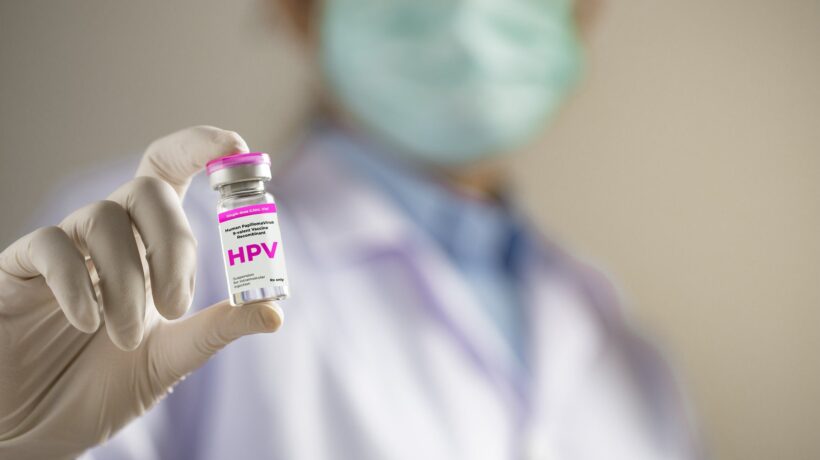 Spingono il vaccino anti papilloma virus. Ma lo regalano solo ai gay maschi