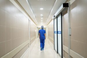Reintegrò l’infermiera e fu bollato come «no vax»: ora sarà risarcito