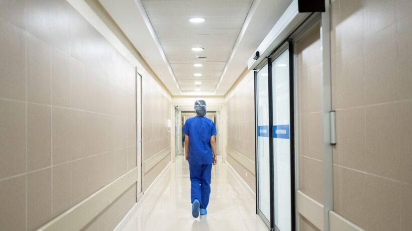Reintegrò l’infermiera e fu bollato come «no vax»: ora sarà risarcito
