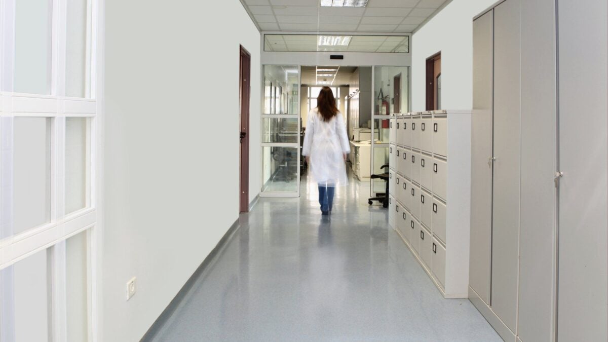 Mancano medici, ma per i trans si trovano