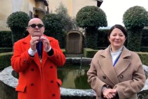 Le pillole di galateo di Petra e Carlo: accogliere in giardino
