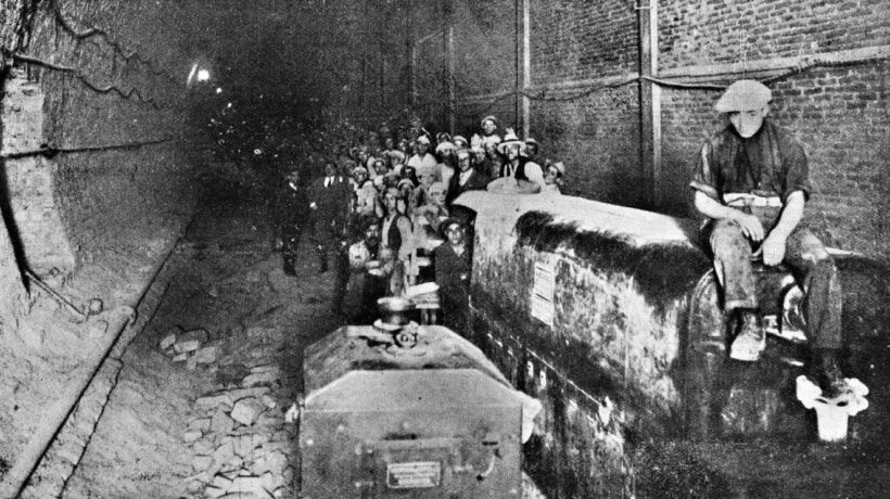 Lavoratori su un treno di servizio durante la costruzione della «Grande galleria dell'Appennino» (Courtesy Artestampa editore)