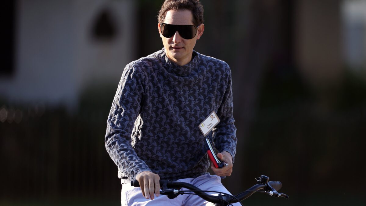 Elkann macina utili grazie alle auto. E il governo accusa: frode al Paese