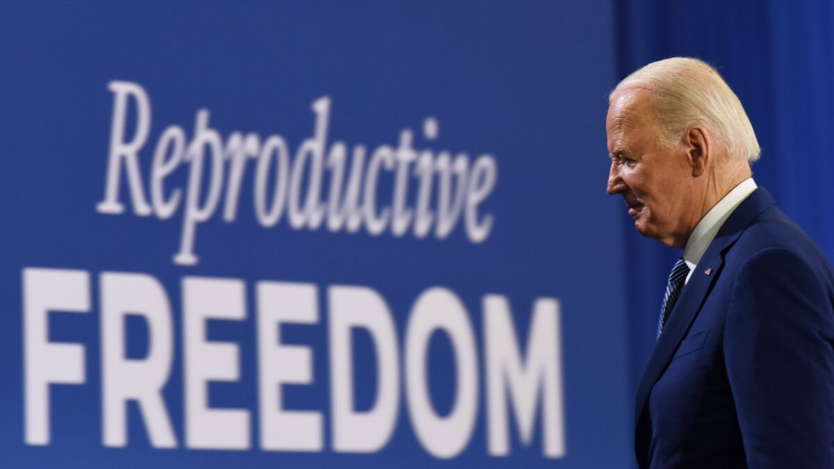 Biden benedice i tifosi dell’aborto. E i cattolici si «convertono» a Trump