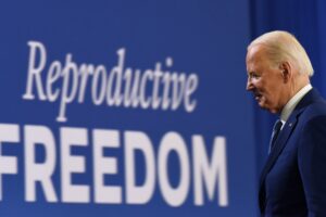 Biden benedice i tifosi dell’aborto. E i cattolici si «convertono» a Trump